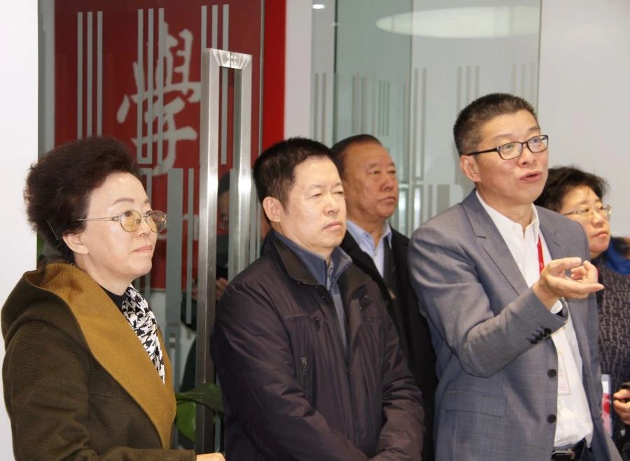 中稅協(xié)會長宋蘭（左一），稅務(wù)總局納服司副司長于耀財（左二）在ATA公司考試指揮中心視察全國考試情況。
