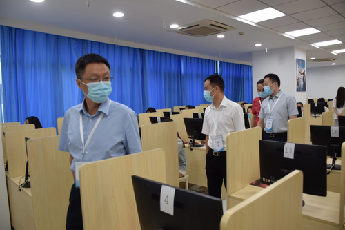 財(cái)政廳總會(huì)計(jì)師陳誠(chéng)在成都考區(qū)巡考